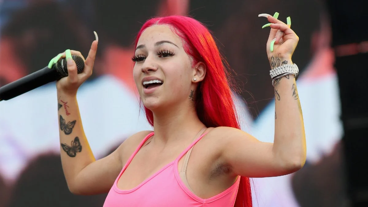 Bhad Bhabie criticises her boyfriend, claiming that he is only interested in women who possess properties such as houses and cars that he can exploit.